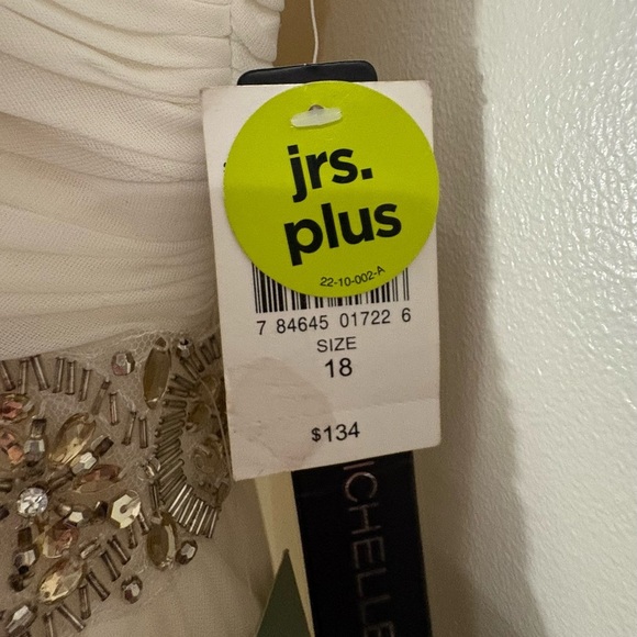 Elegant White Dress with Silver Accents​ - Picture 4 of 4